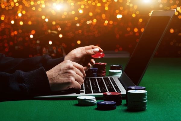Pengguna mengecek nominal deposit hiburan